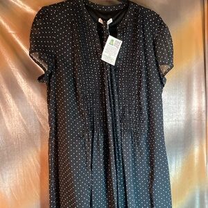 Crepe gauzy black polka dot dress with v neck and belt cap sleeves 40” chest 403